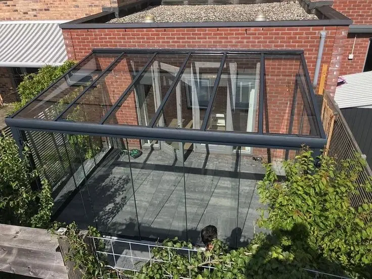 overkapping met glasdak en glazen wanden